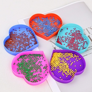 Oleeya – Lot de 3 plateaux en plastique colorés en forme de cœur pour la création de bijoux en strass et le nail art - Product Image 5
