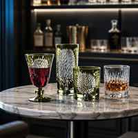 Ensemble de verres et de coupes en cristal taillé vert olive, verres à boire gravés à la main avec un motif de palmier pour la décoration de table de mariage