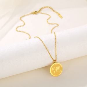 MICCI <span class=keywords><strong>Collana</strong></span> con Ciondolo Mappa del Mondo in Acciaio Inossidabile 316L Placcato Oro 18K PVD Impermeabile Personalizzabile all'Ingrosso - Product Image 4