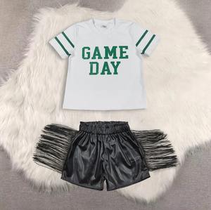 Conjunto Moderno para el Día del Partido: Camiseta con Estampado Gráfico y Shorts Negros con Flecos de Cuero, Ropa Estilo Western - Product Image 4