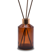 Flacon en verre diffuseur de roseaux ambrés de 200ml avec bouchons en or alu et bâtonnets de fibres