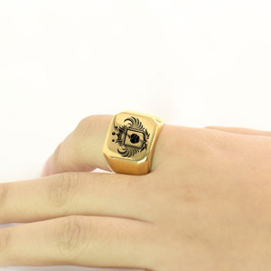 Anillo de Acero Inoxidable con Grabado Láser Crown Apple, 18MM Cuadrado, Joyería para Uso Diario de Mujer, Color Dorado - Product Image 3