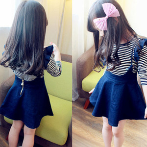 Vente en gros Dubaï Boutique en ligne : Robe fantaisie en jean à bretelles pour bébé fille, collection Printemps, avec motifs rayés et t-shirt long - Product Image 6