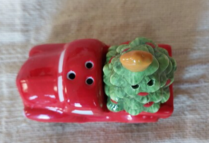 Salière et poivrière en céramique Figural Peint à la main Rouge Pick up Truck Sapin de Noël Poivrière - Product Image 2
