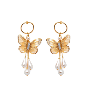Pendientes de Moda con Diseño de Mariposa Chapados en Oro con Perlas Colgantes para Mujer - Product Image 2