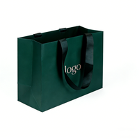 Sac d'emballage cadeau boutique en papier kraft noir recyclé écologique avec logo personnalisé et poignée pour la promotion de vêtements