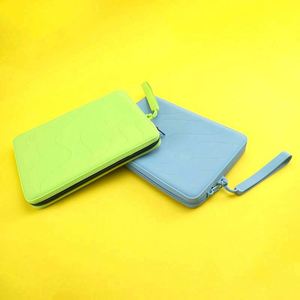 Porte-documents en silicone souple et imperméable de haute qualité – Résistant à l'eau pour cartes de visite, cartes de crédit et voyages (Tout usage) - Product Image 1