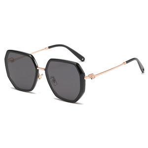 Nouvelles lunettes de soleil polarisées de style européen pour femmes, monture noire, verres gris, protection UV400, tendance, pour les voyages, les activités de plein air et la conduite. - Product Image 5