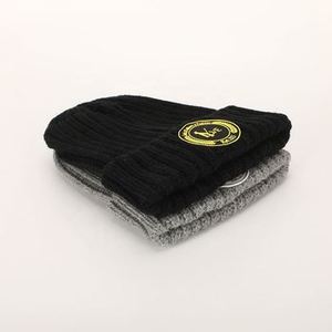Gorros de Punto Unisex de Alta Calidad Personalizados para Hombre y Mujer, Gorro de Punto Cálido de Invierno con Parche de Cuero con Logotipo Teñido Liso, Estilo Dobby Común - Product Image 3