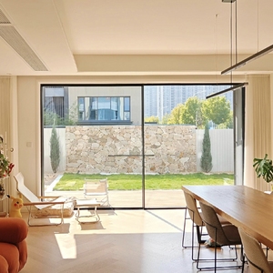 Puertas Corredizas Exteriores de Aluminio con Marco Delgado y Doble Vidrio Templado, Diseño Minimalista, Puertas Estrechas para Casa Moderna - Product Image 4