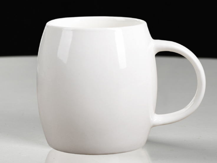 Tasse blanche en forme de tonneau