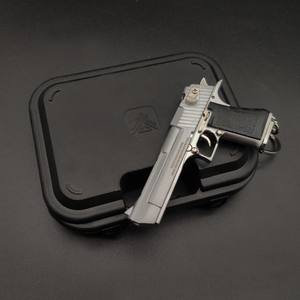 Mini llavero de metal barato, modelo de pistola de juguete, caja de plástico para almacenamiento y transporte, funda de pistola compacta y ligera marrón - Product Image 3