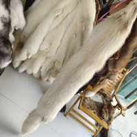 Fourrure synthétique de renard rouge naturel en gros, fourrure complète de renard doré avec queues pour chaussures