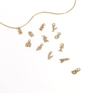 Pendentifs en métal personnalisés unisexes pour enfants avec initiales, en acier inoxydable plaqué or 18 carats PVD et zircon, vente en gros - Product Image 3