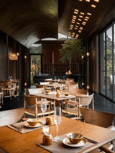 Ensemble de table et chaises à manger en bois moderne, design contemporain pour hôtel, restaurant, mobilier commercial - Product Image 2