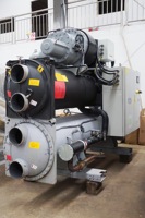 Unidad de Refrigeración Comercial de Gran Capacidad con Enfriador de Tornillo de Frecuencia Variable de 1077KW R134a Refrigerado por Agua, Usada