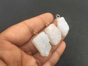 Collier pendentif en pierre de lune arc-en-ciel naturel 3 pièces en argent sterling 92.5 avec breloque en pierre précieuse de feu bleu non traité plaqué or - Product Image 4