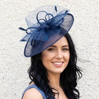 Fascinator ovale à large bord en tulle et ruban, accessoire de tête pour femme, idéal pour cocktail, courses hipsters, thé et occasions formelles, avec pince à cheveux