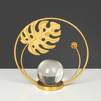 Décoration de salon moderne de style luxe 2026, ornements en fer en forme de feuille, artisanat d'art, boule de cristal, cadeau de fête