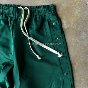Pantalon de jogging coupe large rayé avec boutons latéraux pour homme, en nylon coupe-vent, personnalisable et de haute qualité - Product Image 4
