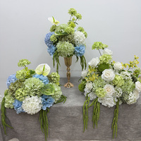 Composition florale artificielle rouge en soie mélangée avec verdure tombante, boule de fleurs pour la décoration de fêtes d'anniversaire, de fiançailles et de banquets