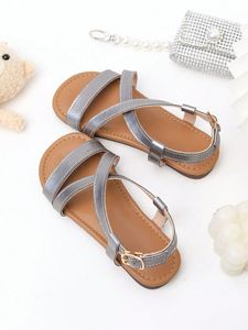 Sandales plates romaines argentées à brides croisées pour enfants – Collection été en gros - Product Image 6