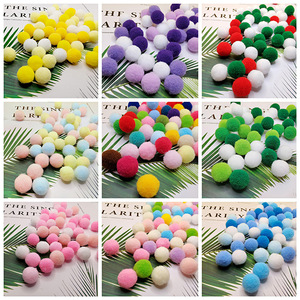 Accessoires acryliques pour <span class=keywords><strong>bricolage</strong></span> Pompons doux moelleux Pompons en peluche Pompons <span class=keywords><strong>Bricolage</strong></span> fait à la main en cachemire Fourrure Pom Ball Décoration - Product Image 2
