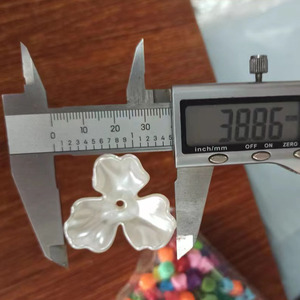 Fleur de Magnolia Artificielle Bleue avec Centre Perlé en ABS, Faite à la Main, Décoration de Mariage, Perles Dispersées, Style Moderne - Product Image 4