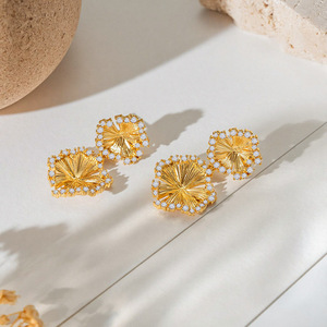 Boucles d'oreilles manchette fleur en or avec zircon incrusté, design élégant pour femme, bijoux de mode Printemps 2026 - Product Image 2