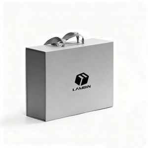 Scatola Regalo Magnetica Pieghevole di Lusso Personalizzata, Grande Formato in Cartone Rigido con Logo in Lamina Nera per Abiti e Vestiti - Product Image 3
