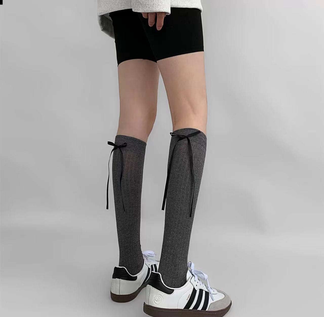 Calze grigio scuro per la parte inferiore delle gambe
