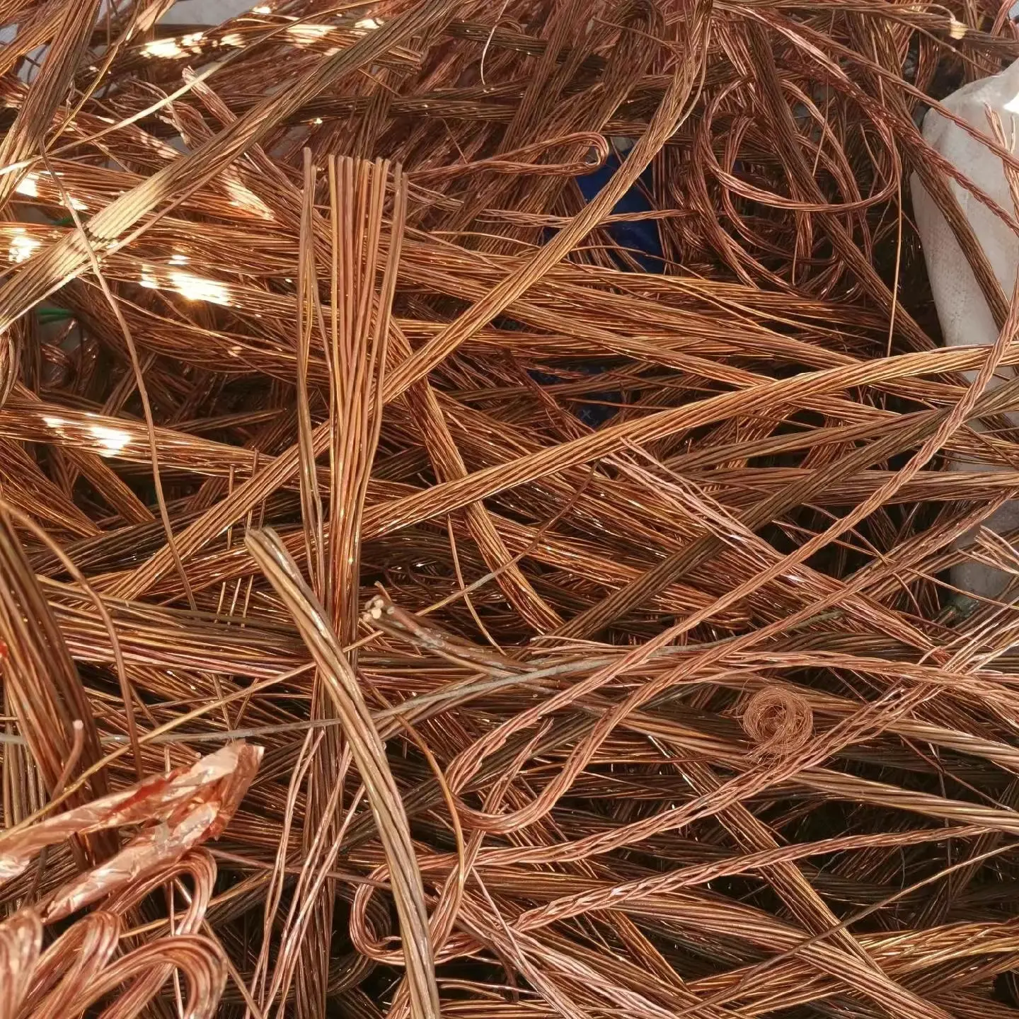 Déchets de fil de cuivre 99.99% prix de gros/déchets de câble de fil de cuivre rouge de pureté 99.99%