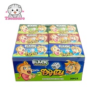 Zwarte bubblegumbal met dobbelsteenspel en sticker, fruit smaak, grappig snoepgoed