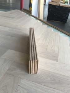 <span class=keywords><strong>Parquet</strong></span> a spina di pesce con strato di usura da 4 mm |   Pavimento in Legno Ingegnerizzato Misto Selezionato e Caratterizzato per un Uso a Lunga Durata - Product Image 4