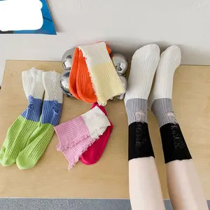 Großhandel individuelles Logo trendige beliebte Socken atmungsaktiv Stil gestrickt Socken hohl bunt gestreift Crew-Socken