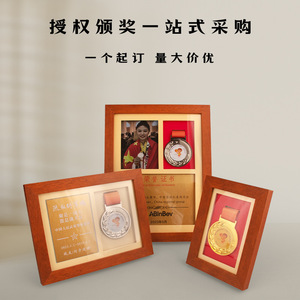 Cadre de présentation de médailles en bois massif 13x18cm, support personnalisé avec logo pour récompenses, présentation sur table - Product Image 3