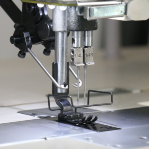 Machine à coudre à double point de surjet HK-8452-D3, entraînement direct, adaptée pour coudre des tissus fins et moyens - Product Image 3