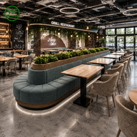 Ensemble de mobilier de restaurant industriel moderne sur mesure : banquette incurvée, tables et chaises en bois pour hôtel et restaurant