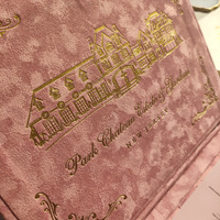 Caixa de Convite de Casamento Luxuosa em Veludo Rosa com Estampa em Folha de Ouro, Logotipo Personalizado, Franja, Papelaria Elegante para Noivado e Gala