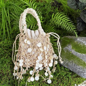 กระเป๋าโท้ทผ้าลินินทอมือแบบเรียบง่ายสไตล์รีสอร์ทชายหาด พร้อมหูหิ้วประดับลูกปัดเงางาม ปิดด้วยเชือกรูด และกระเป๋าถือสานขนาดเล็ก รุ่น Tanjing - Product Image 2