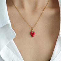 Collier minimaliste pour femme en acier inoxydable doré avec pendentif fraise rouge en émail et zircon, thème fruit mignon
