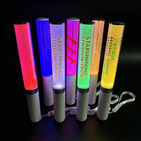 Ventilateur portable avec télécommande à clavier 33 touches, logo personnalisé, support pour bâtons lumineux de concert, lumière LED clignotante 15 couleurs, bâton lumineux de cheering