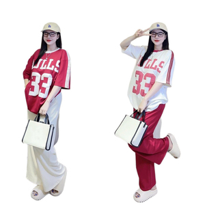 Completo Sportivo e Casual Alla Moda, Set Due Pezzi con Stampa, Maglia a Maniche Corte e Pantaloni a Gamba Larga, Leggero e Trendy - Product Image 1