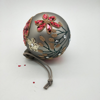Boule de Noël en verre de qualité supérieure, 8 cm, gris mat, avec des fleurs rouges, pour la décoration de l'arbre de Noël