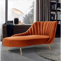 Fauteuil lounge élégant et moderne en velours et cuir avec pieds en métal doré, design incurvé unique et réglable pour la décoration du salon et de la chambre.