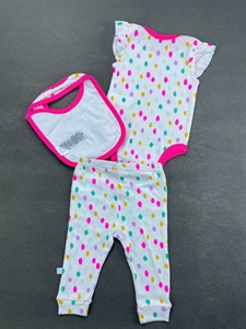 Conjunto de tres piezas original para bebé niña 2026: mono, pantalón y camiseta de algodón de punto con diseño estampado y etiqueta en el cuello. - Product Image 2