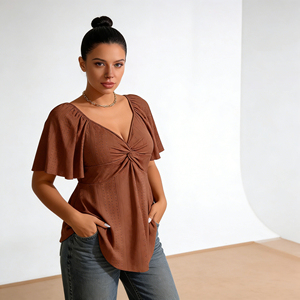 Blusa Personalizada con Ojales Marrones, Escote Profundo en V con Torcedura Frontal, Mangas Cortas con Volantes, Dobladillo Peplum, Top Moderno y Elegante para Mujer - Product Image 4