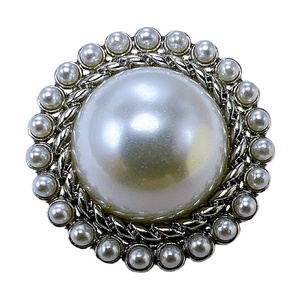 Vente en gros de boutons de perles en métal petits manteaux de vêtements d'extérieur de style parfumé pour femmes boutons ronds en alliage cousus à la main pour femmes - Product Image 2