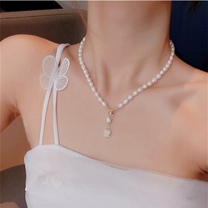 Collar de Perlas Naturales de Agua Dulce con Diseño de Nicho de Concha de Mariposa Blanca y Flor de Lirio de los Valles, Colgante de Moda - Product Image 3