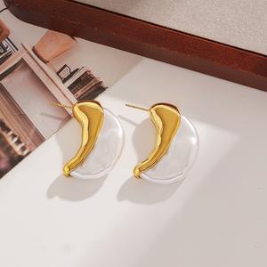 Pendientes de luna creciente de acero inoxidable con baño de oro de 18k, diseño geométrico para joyería de moda. - Product Image 4